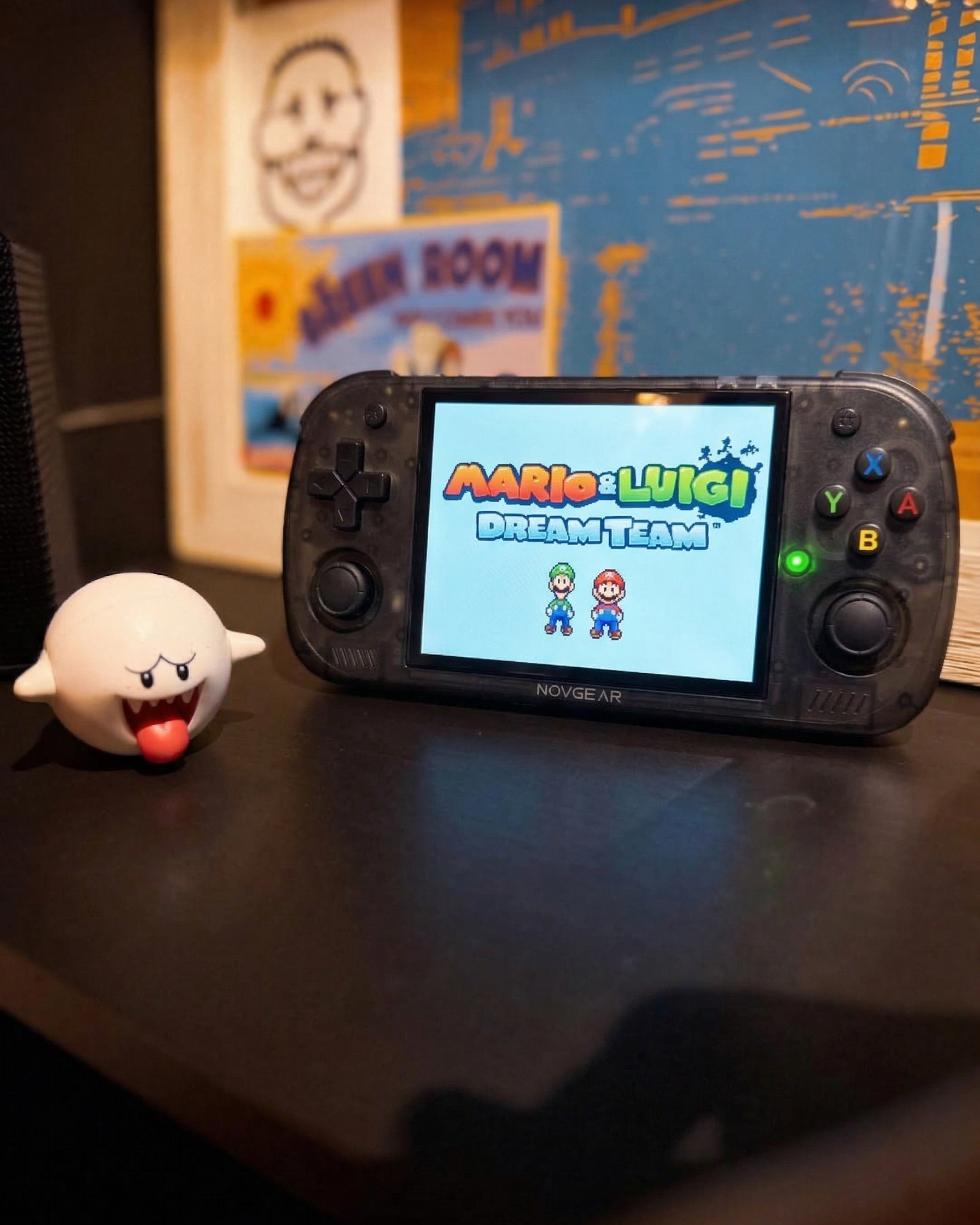 Primer plano de alguien jugando a Pokémon en la NOVGEAR, destacando la emulación fluida y sin lag gracias a su 1GB de RAM y sistema ArkOS 2.0.